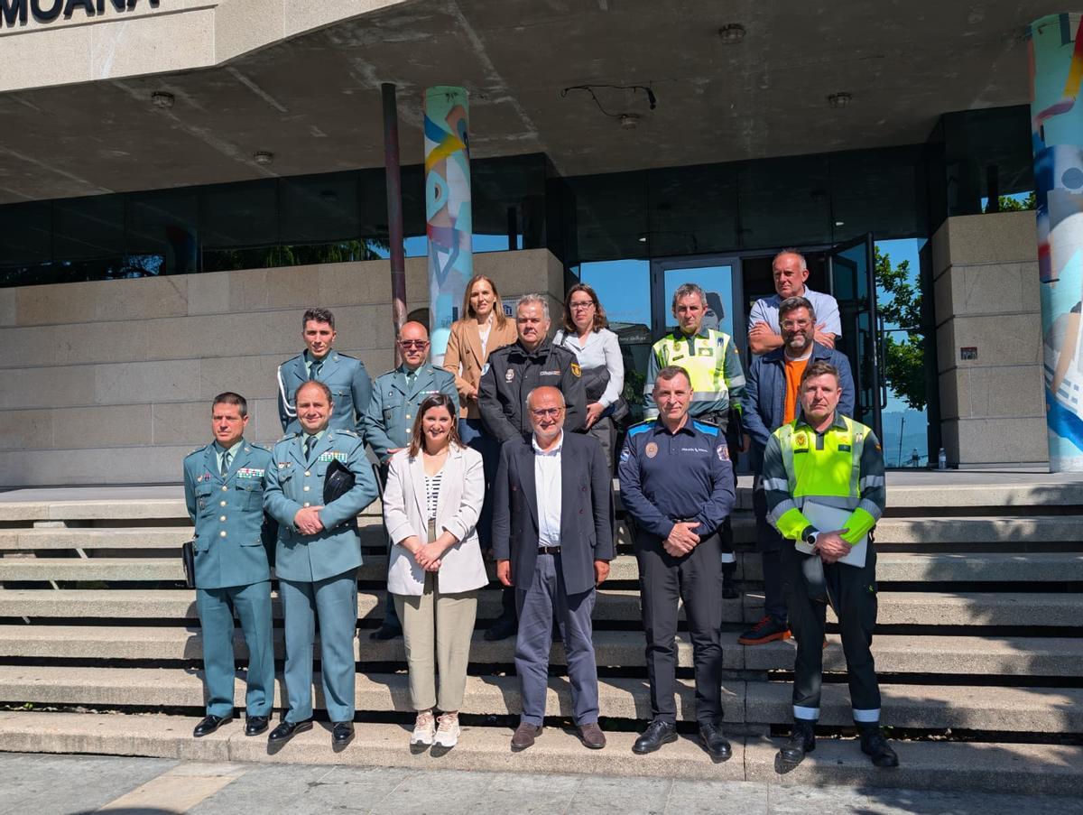 Integrantes de los cuerpos de seguridad, del Concello y de la Subdelegación, tras la reunión de este lunes.