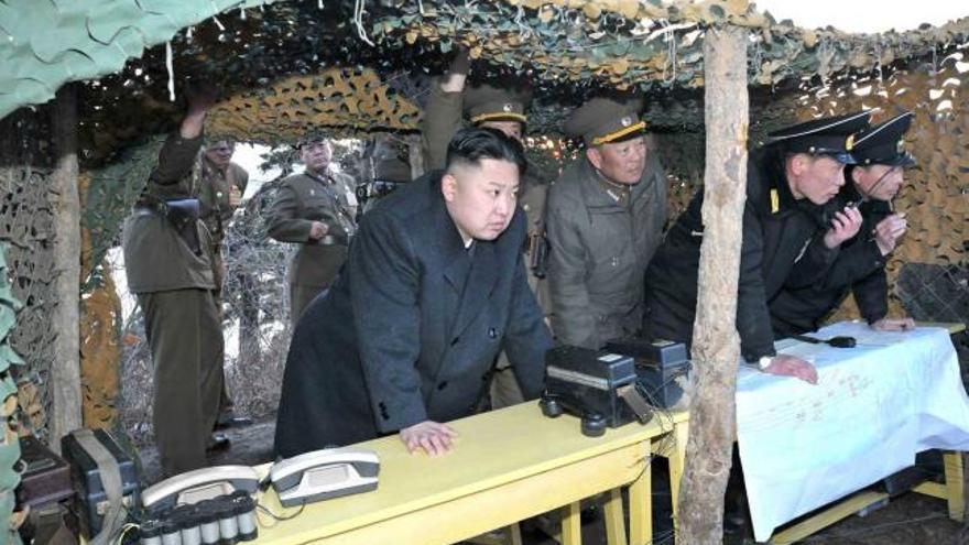 Kim Jong-un sigue unos ejercicios tácticos con fuego real  en la costa este de Corea del Norte.