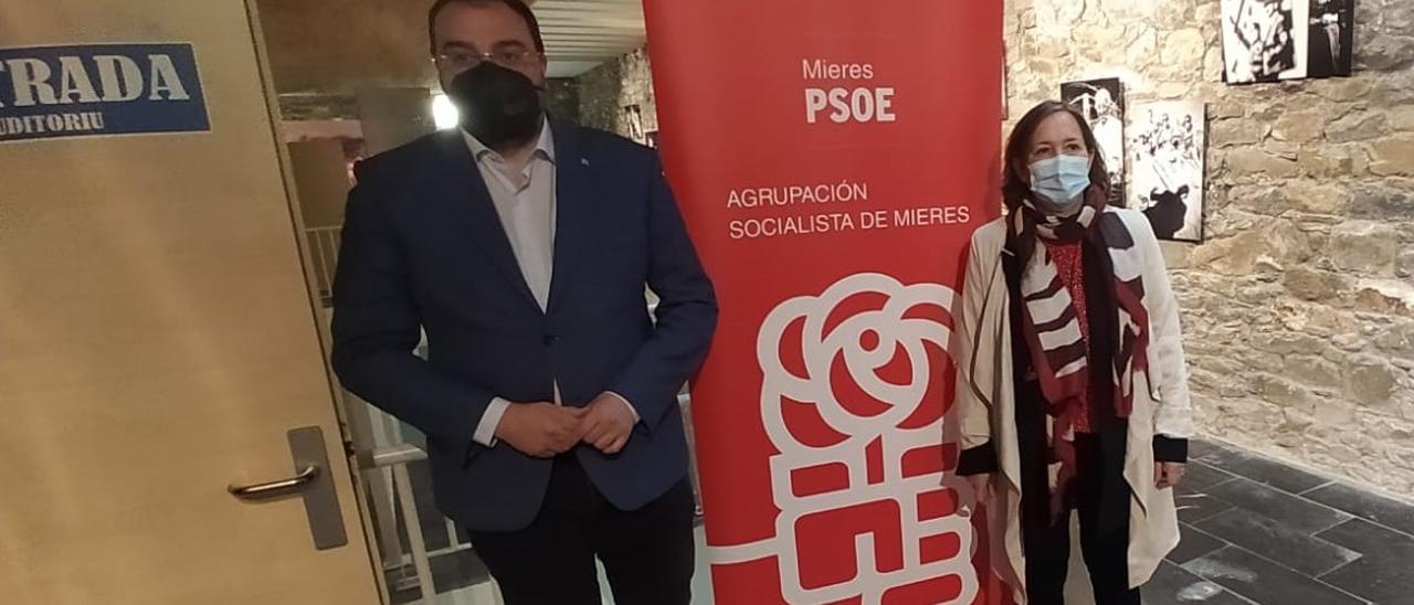 Adrián Barbón y Ana González Cachero, ayer, en la Casa de Cultura de Mieres.