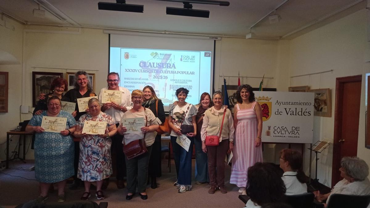 En imágenes: la entrega de diplomas de los XXXIV Cursos de Cultura Popular de Luarca