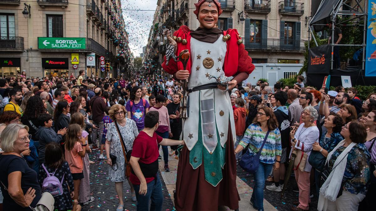 Ambiente en la cabalgata de las fiestas de la Mercè.