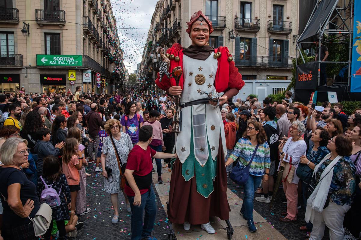 Ambiente en la cabalgata de las fiestas de la Mercè.