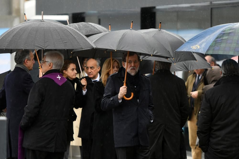 Grandes nombres de la política arropan a Rajoy en el entierro de su hermana en Pontevedra