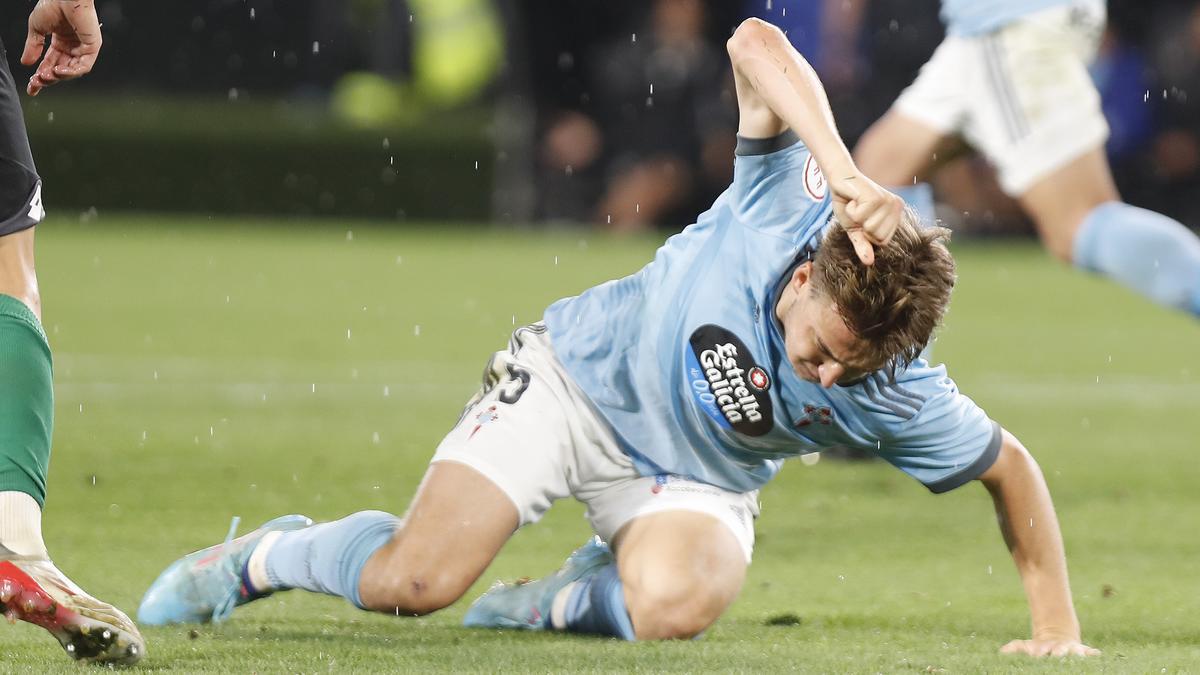 Javi Castro lamenta un fallo en un partido en Balaídos.