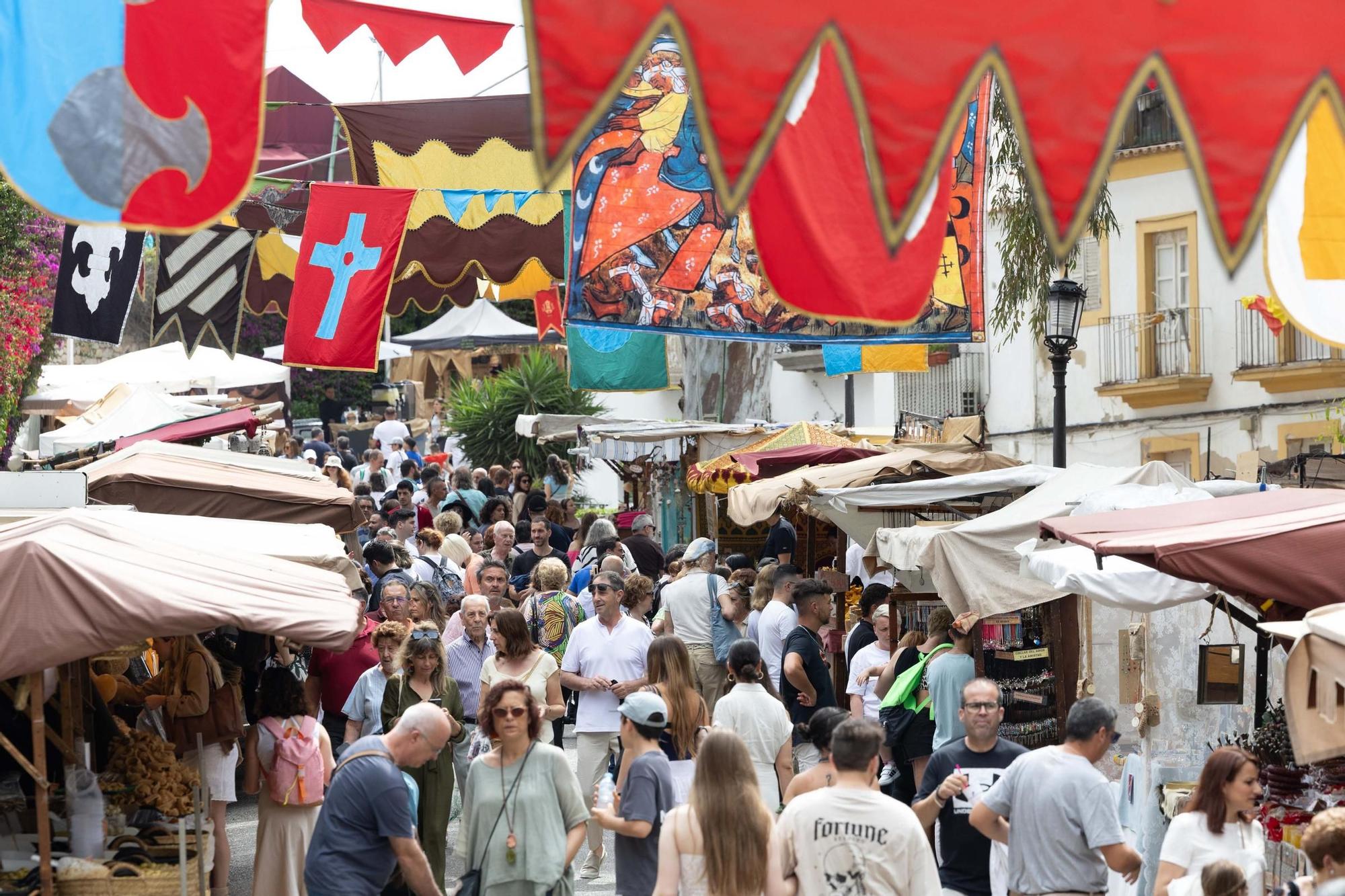 La dura y libre vida de los feriantes de la Ibiza Medieval