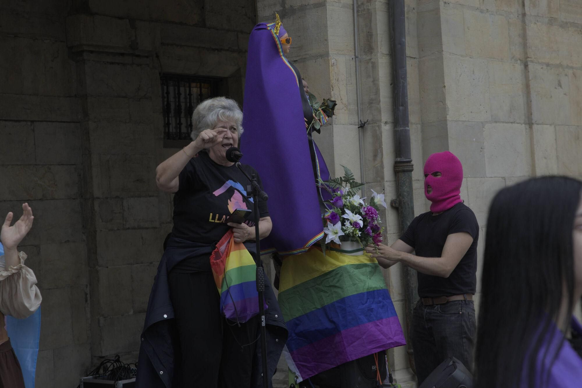 En imágenes: Así fue la manifestación LGTBI de Avilés, con "Santina de Queervadona" incluida
