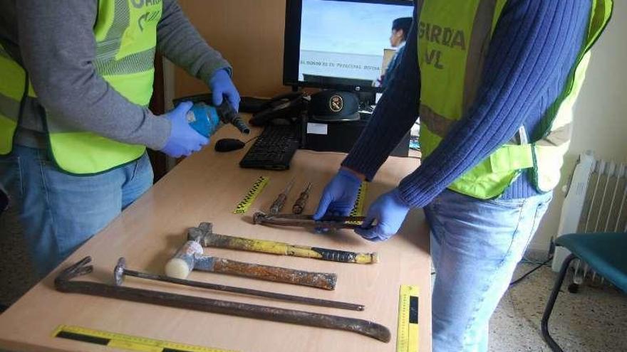 Herramientas incautadas a los detenidos. // Guardia Civil