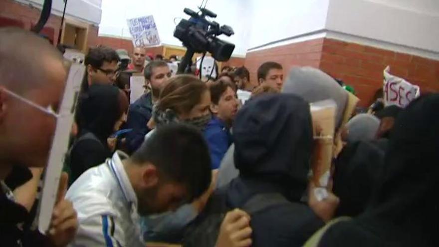 Decenas de jóvenes revientan un acto de Felipe González en la universidad