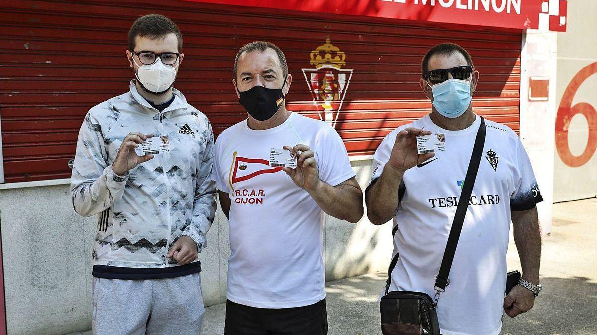 Por la izquierda, Daniel da Silva, Isma Costales y Manuel Pareja, ayer, tras ser los primeros de la cola en retirar su abono del Sporting.