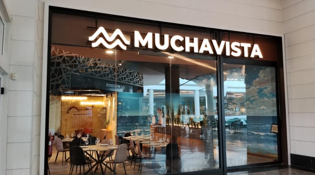 Fachada de MUCHAVISTA. Identidad mediterránea, diseño contemporáneo y espacios pensados para disfrutar del arroz y el producto local.