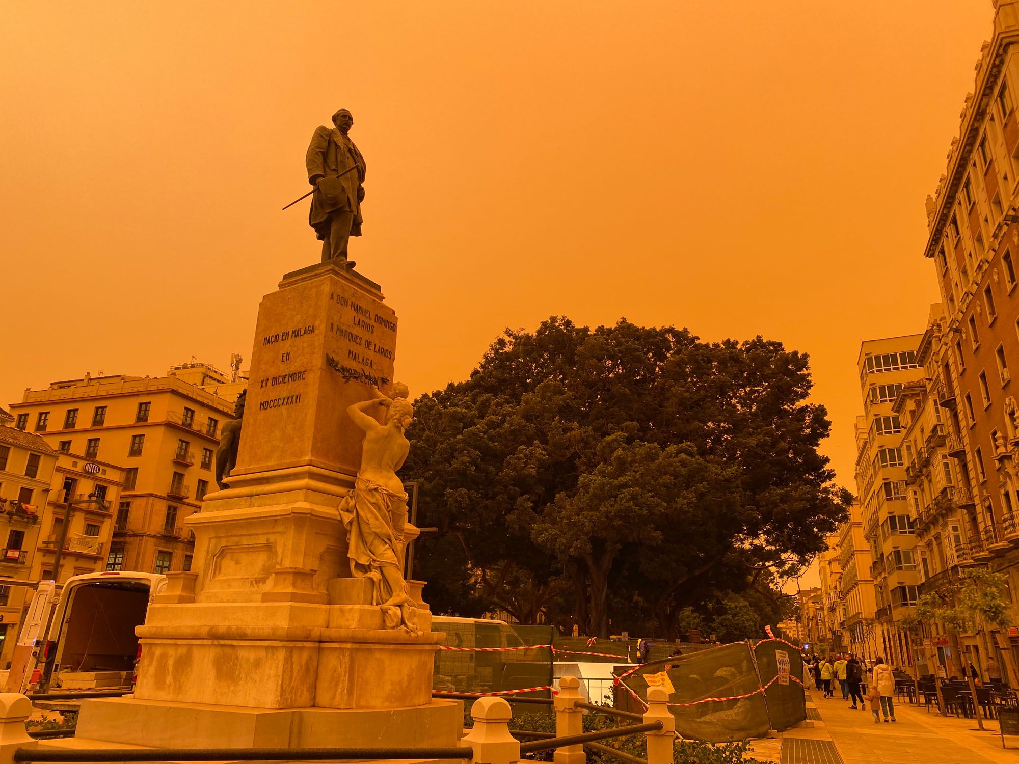 El cielo, teñido de naranja o casi rojo, desde distintos puntos del Centro de Málaga.