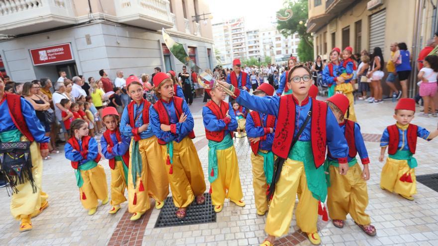 Los niños toman las calles de Elche en el desfile infantil de Moros y Cristianos