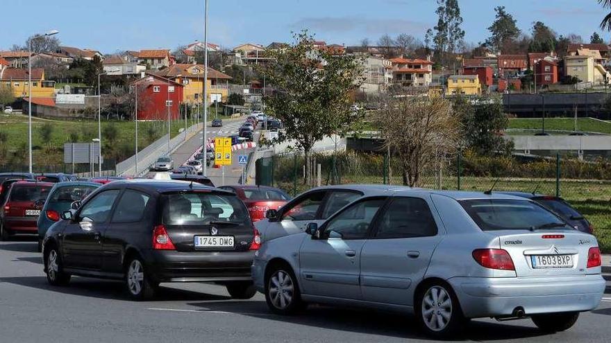 Vehículos en el acceso al hospital Álvaro Cunqueiro, en Beade. // Marta G. Brea