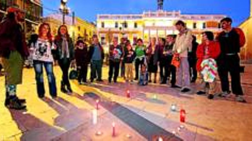 Miembros de la Plataforma Stop Desahucios se concentran en la plaza de España con velas