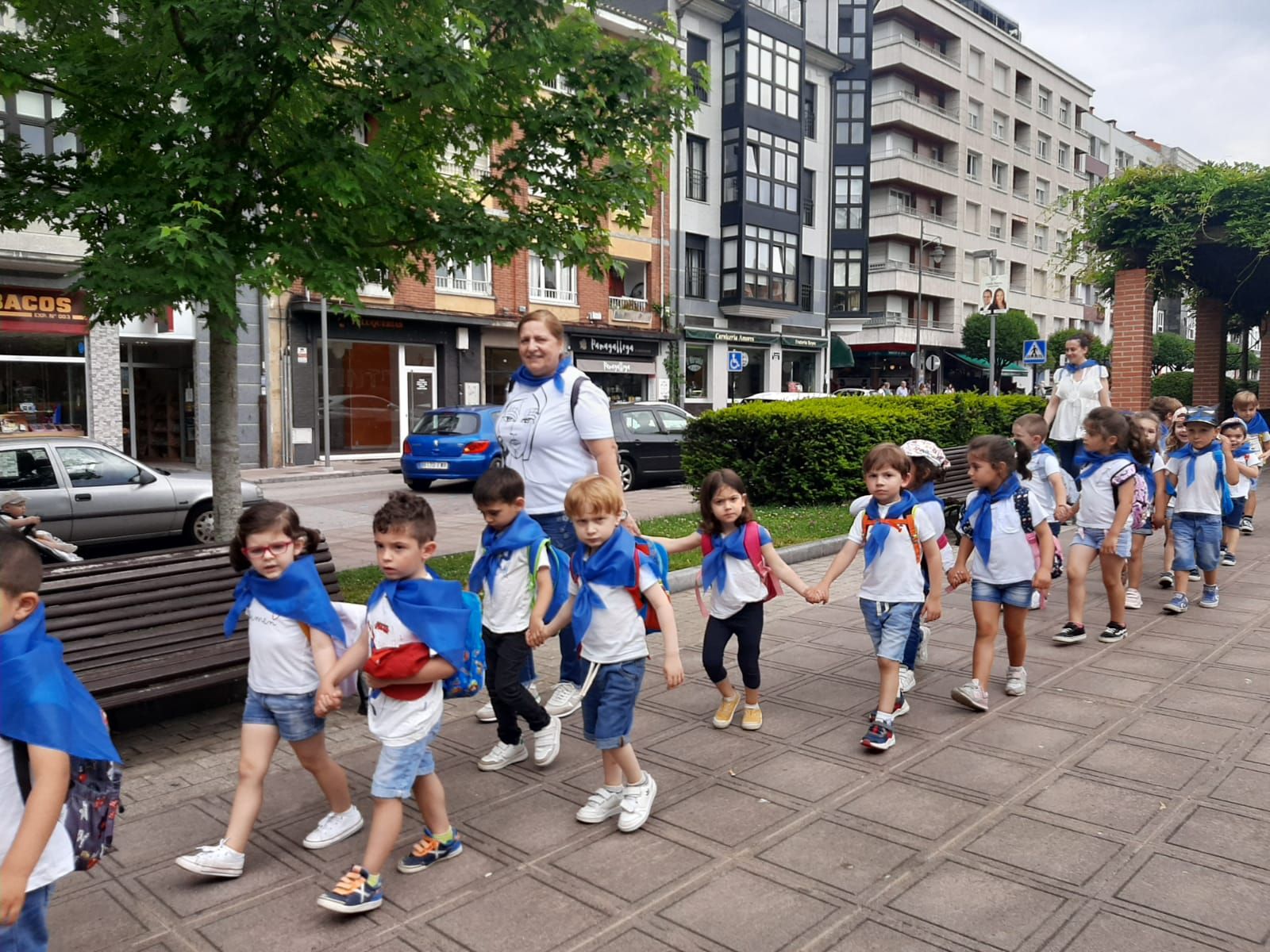 Los niños de la Pola ensayan para el Carmín: así ha sido la romería de la Escuela Peña Careses