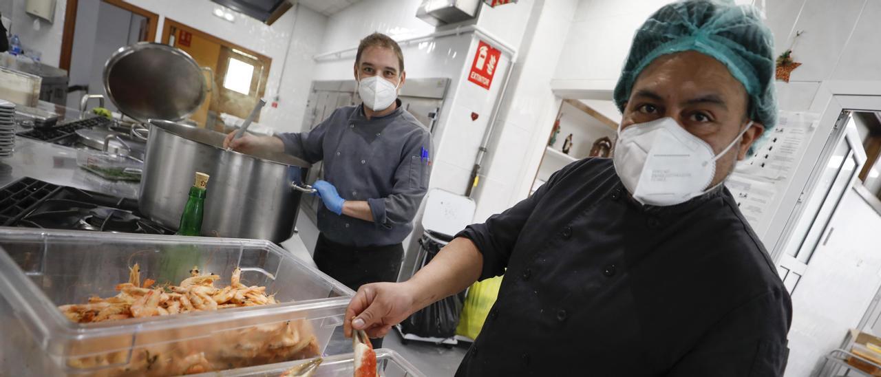 Los fogones más solidarios de Oviedo preparan el menú de Nochebuena