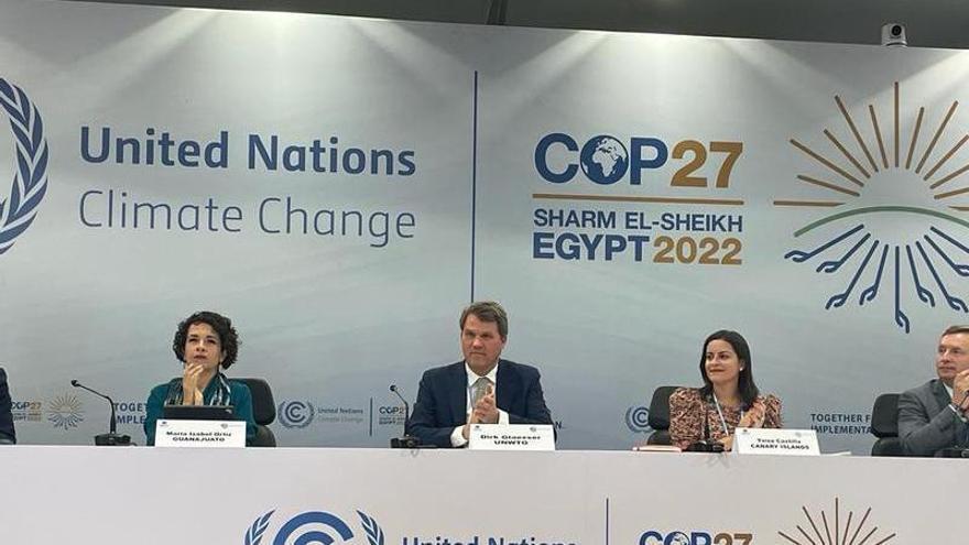 Yaiza Castilla, primera por la derecha, durante su intervención en la COP27.