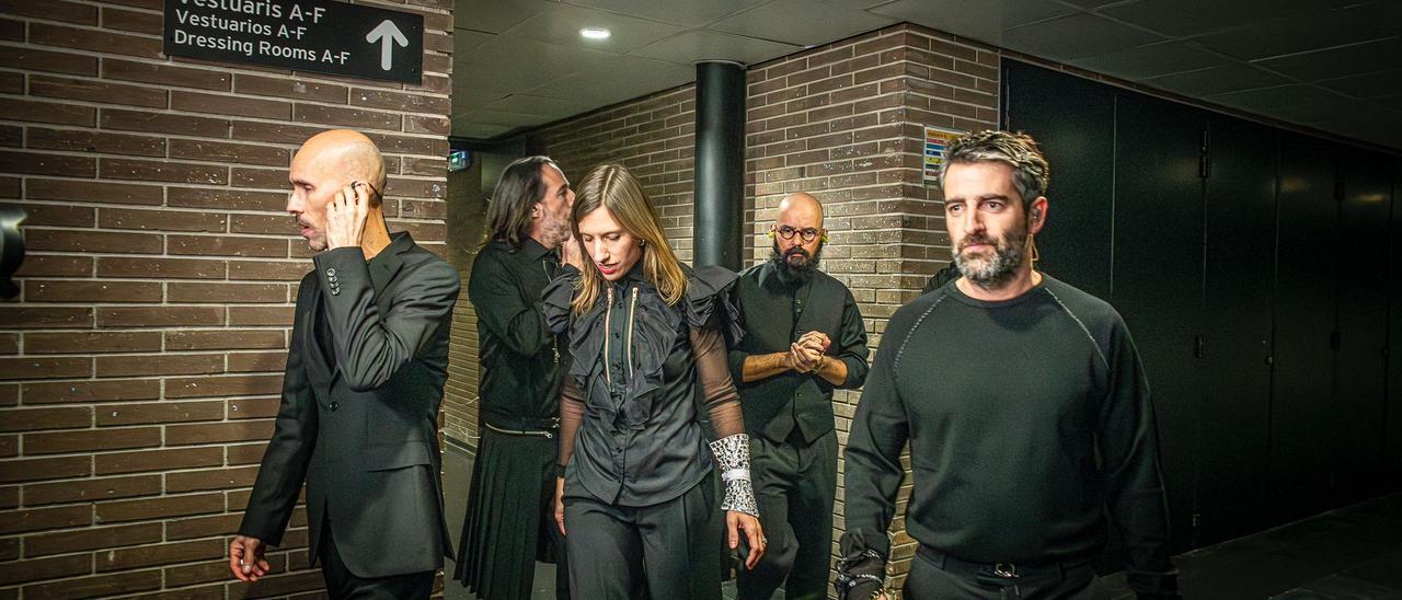 Joan Dausà y su equipo camino del escenario en el Palau Sant Jordi.