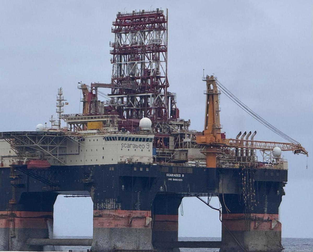 La plataforma 'Scarabeo 9' cuando entraba en el recinto portuario.