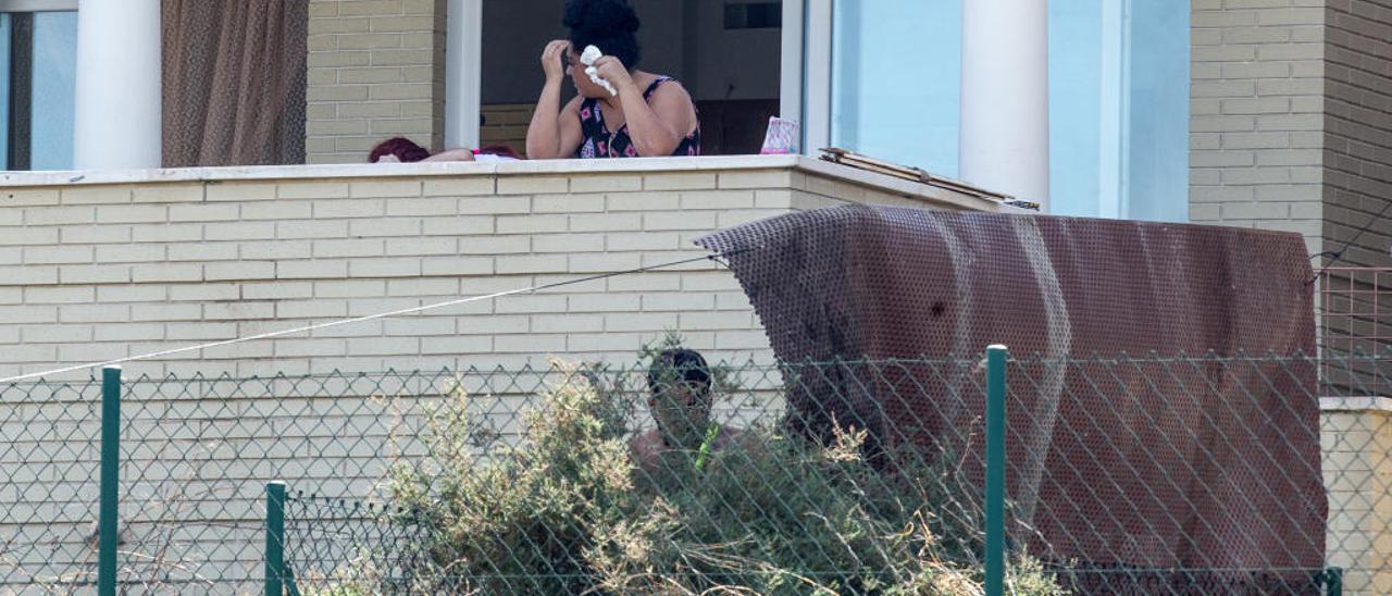 La cesión de una calle bloquea la venta de los chalés de lujo con okupas