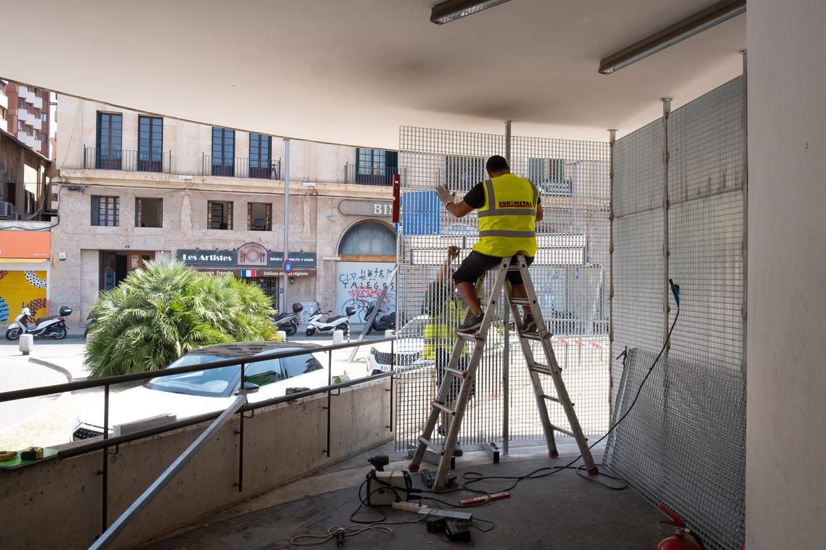 Cierran con barreras metálicas el espacio donde dormían los sin techo en la plaza Comtat del Rosselló de Palma