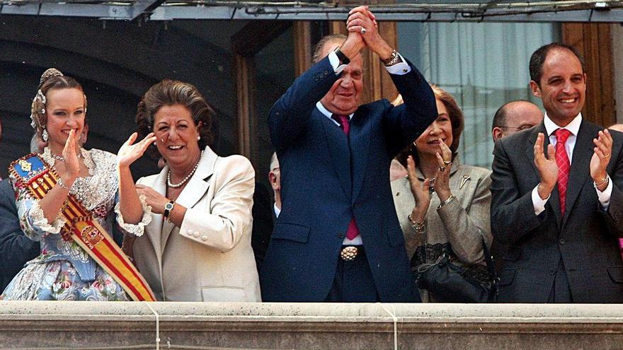 Juan Carlos I hace un gesto a los pirotécnicos en la visita de 2006.