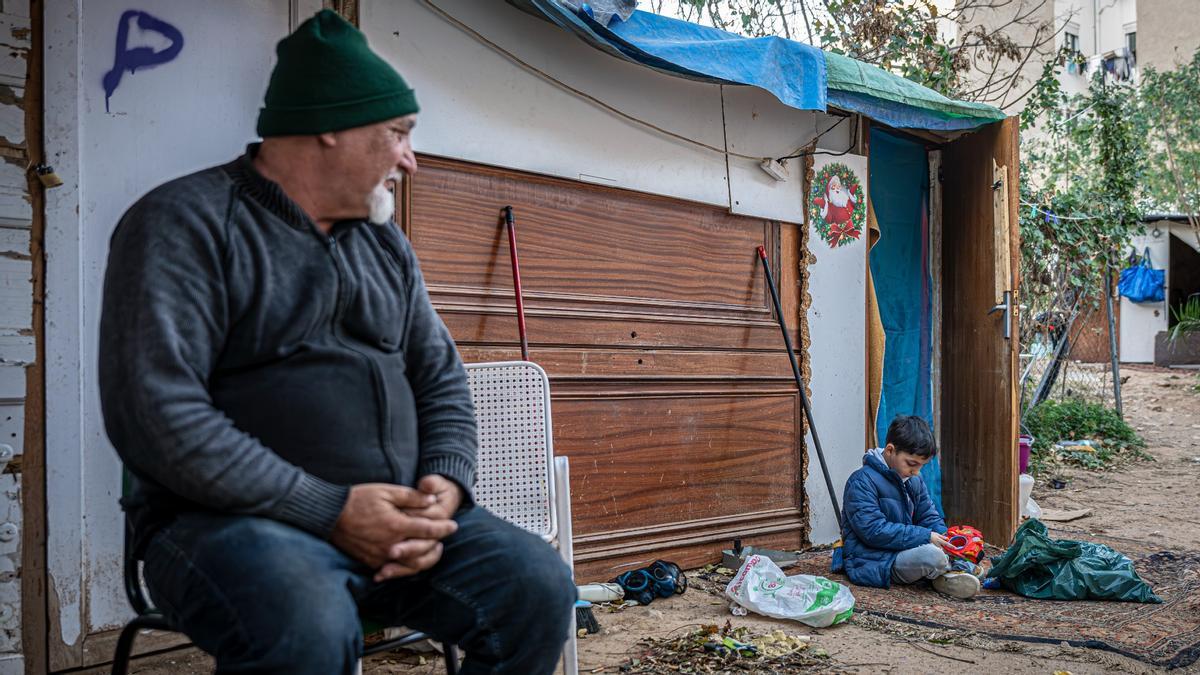 Familias malviven en asentamientos de barracas junto a la avenida de Vallcarca de Barcelona