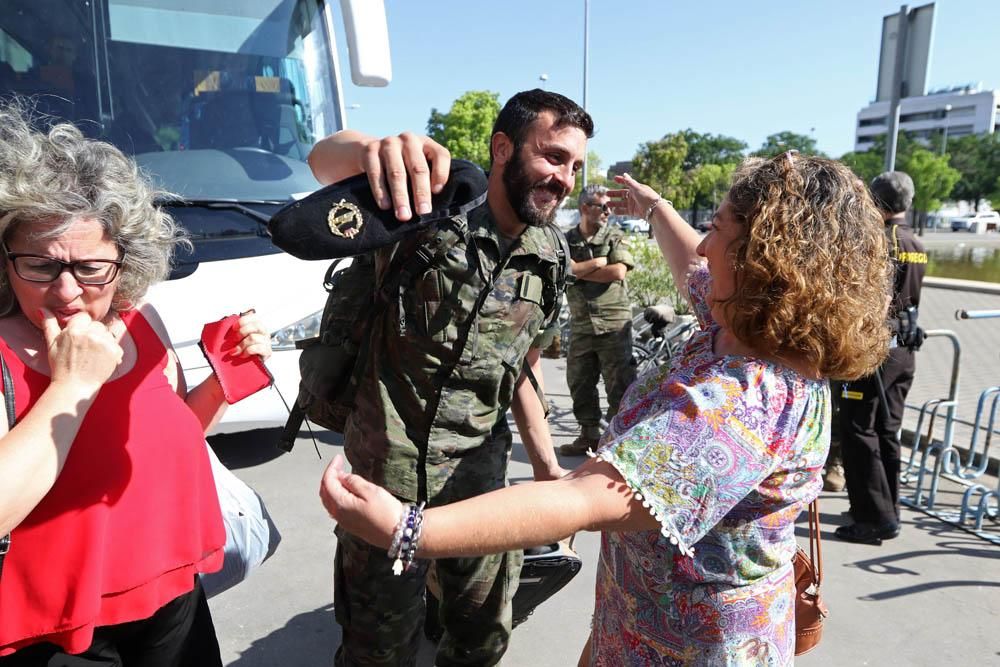 Abrazos y besos para recibir a la Brigada