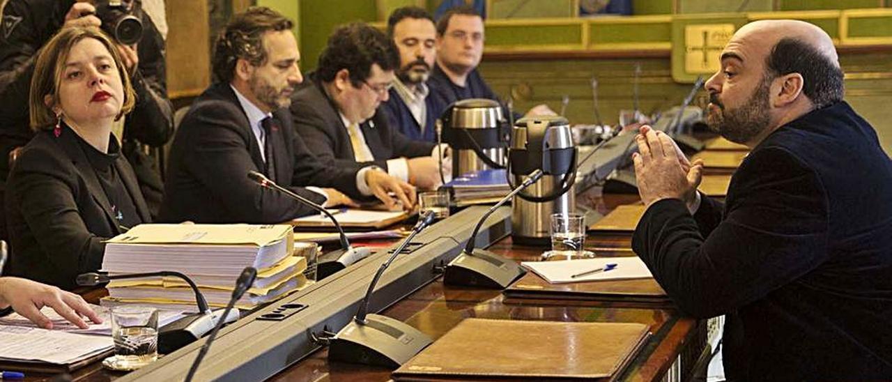 Taboada y Caunedo, a uno y otro extremo de la mesa, durante un Pleno del Ayuntamiento de Oviedo. | Miki López