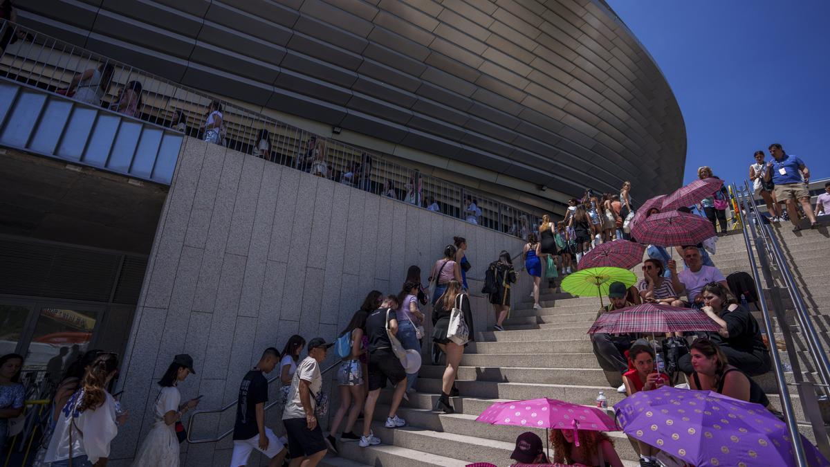 Fanáticos de la cantante Taylor Swift esperan para entrar al concierto en el Santiago Bernabéu.