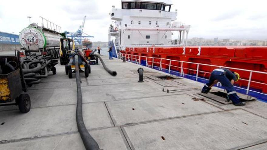 Suministro de agua a un barco en el Puerto de La Luz. i SANTI BLANCO