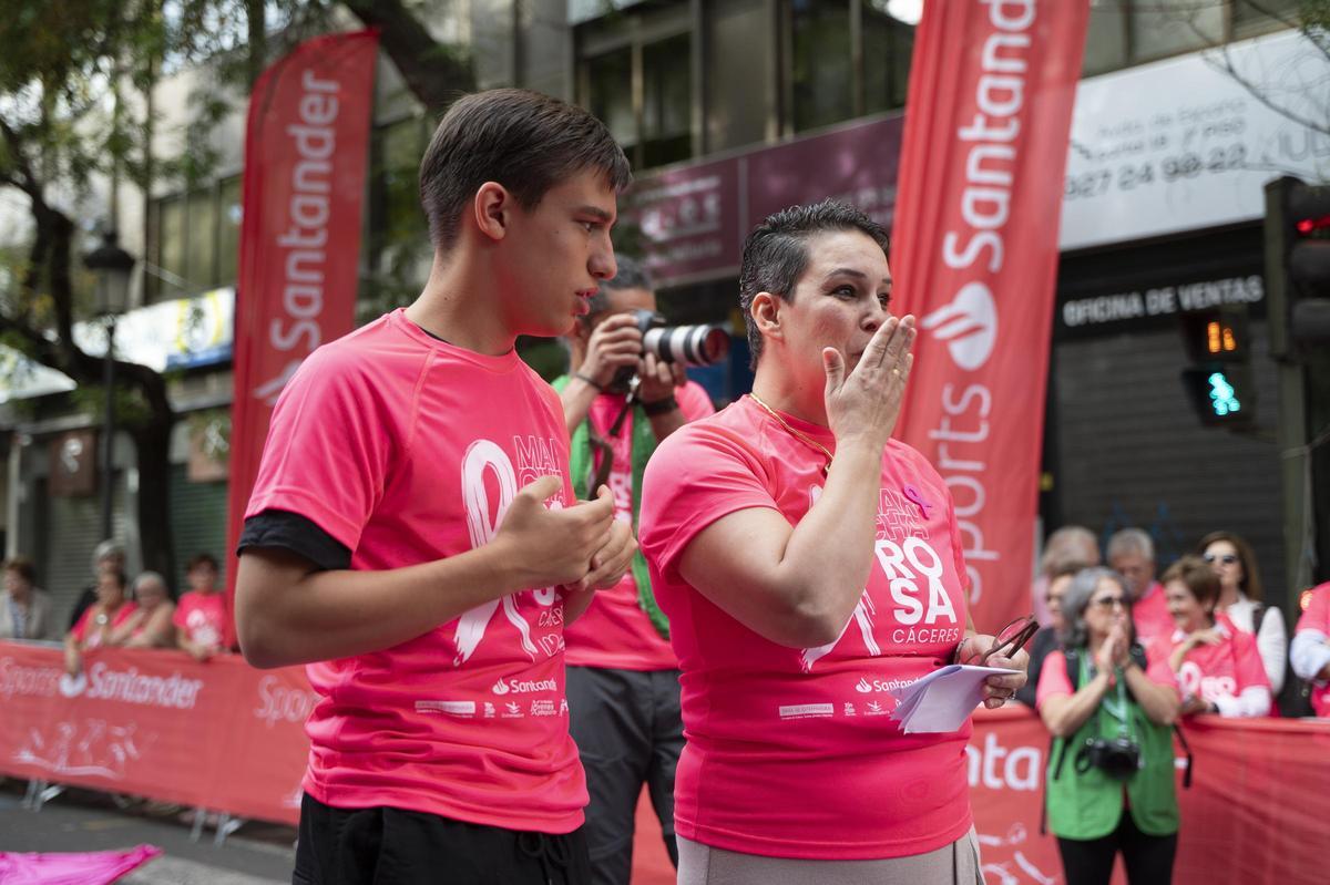 Así ha sido la marcha rosa de Cáceres en imágenes: la ciudad se vuelca con el cáncer de mama Así ha sido la marcha rosa de Cáceres en imágenes: la ciudad se vuelca con el cáncer de mama