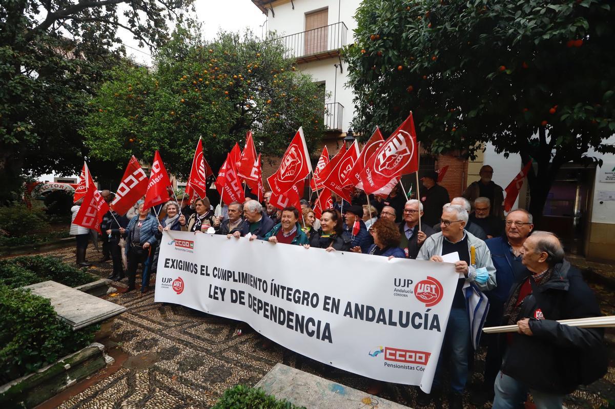 Concentración de CCOO y UGT frente a la Delegación de Inclusión.