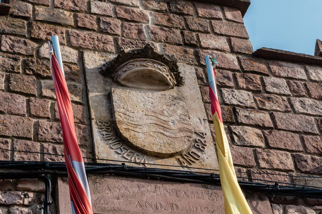 Brañosera muestra en su escudo la fecha de constitución de su ayuntamiento.