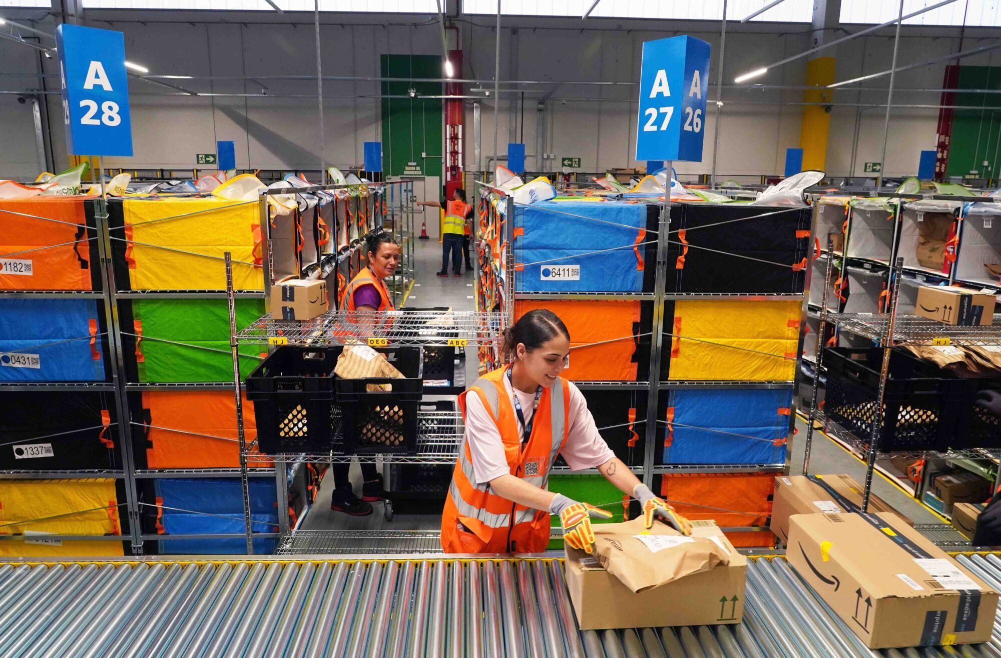 Apertura de la nueva planta logística de Amazon en Intelhorce