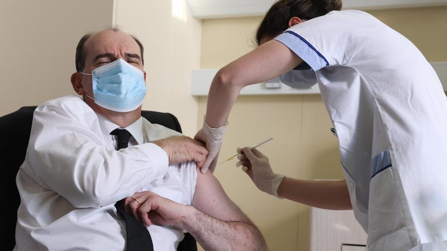 El primer ministro francés se vacuna con AstraZeneca.