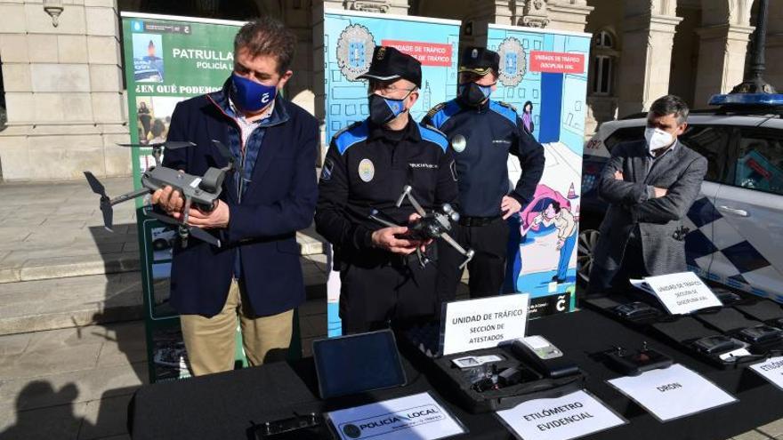 El concejal Juan Ignacio Borrego y el inspector Manuel Rico, con los drones en sus manos.