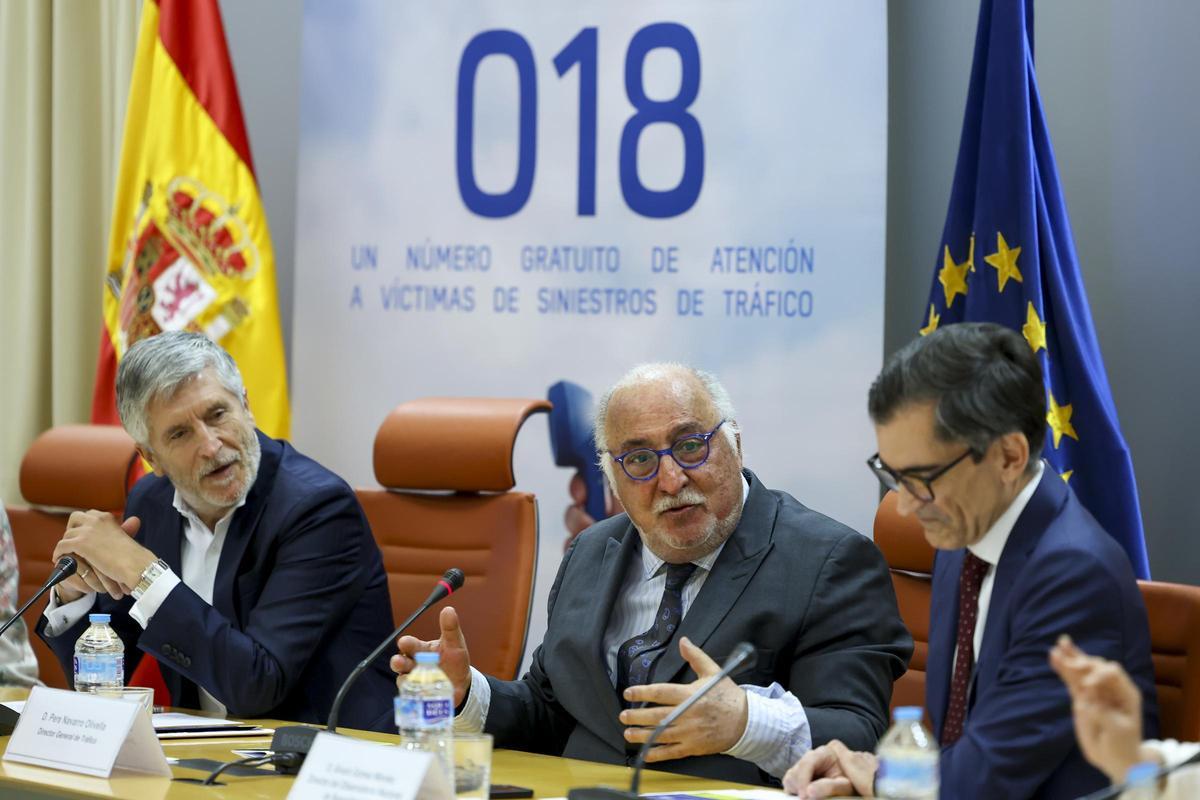 Pere Navarro, en el centro, durante su intervención en la presentación del teléfono 018.