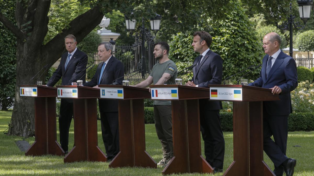 Volodímir Zelenski, junto a Mario Draghi, Emmanuel Macron y Olaf Schloz, en Kiev.