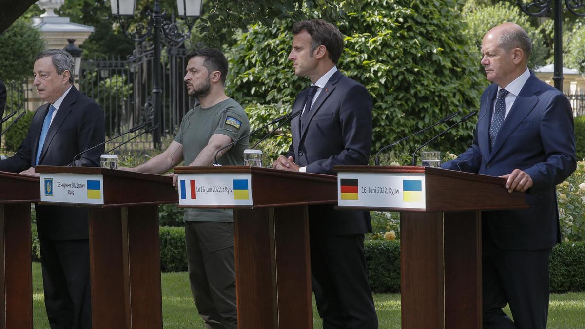 Volodímir Zelenski, junto a Mario Draghi, Emmanuel Macron y Olaf Schloz, en Kiev.