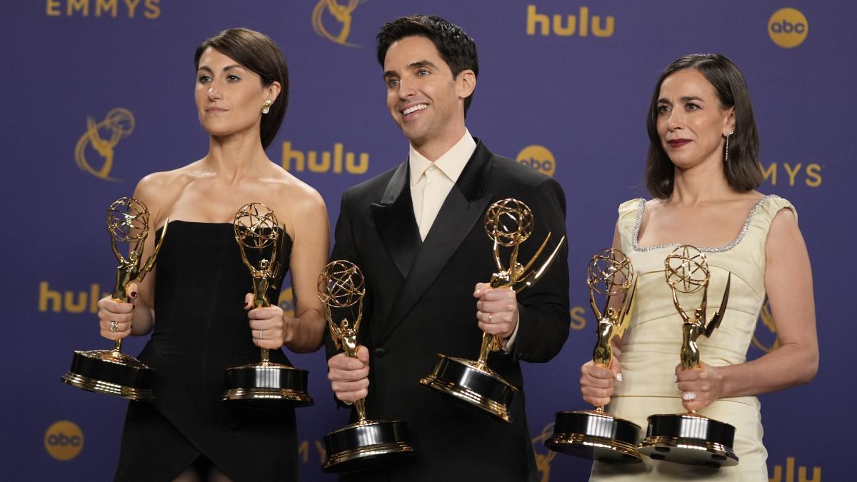 Jen Statsky, Paul W. Downs y Lucia Aniello recogen su Emmy a mejor guion en una serie de comedia (Hacks)