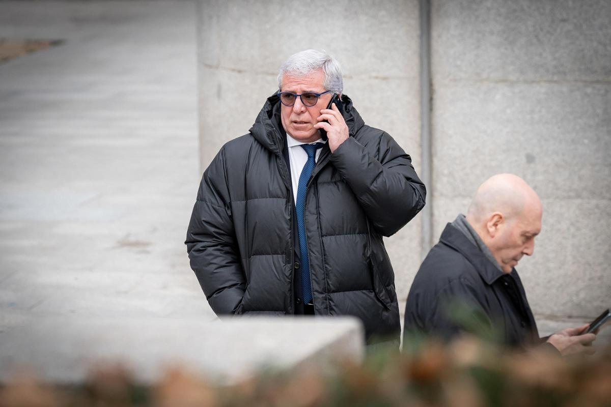 El excomisario del Aeropuerto de Madrid-Barajas, Carlos Salamanca (i) habla por teléfono a su salida de la Audiencia Nacional