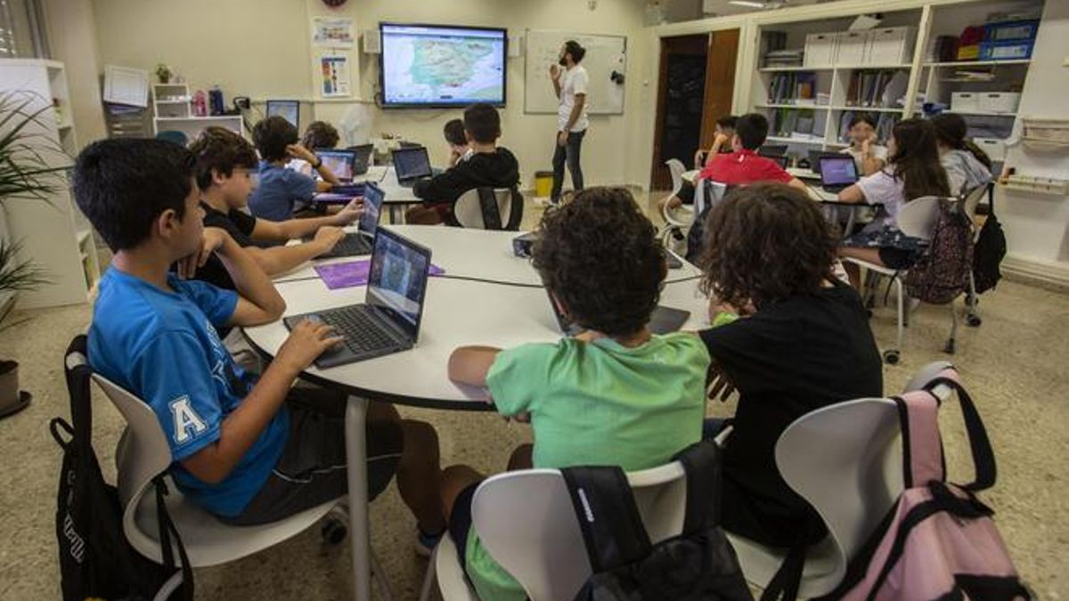Alumnos trabajan con tabletas en el aula de un centro escolar.