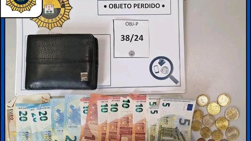 Entrega a la Policía de El Verger una cartera perdida con tarjetas de crédito y 230 euros en efectivo
