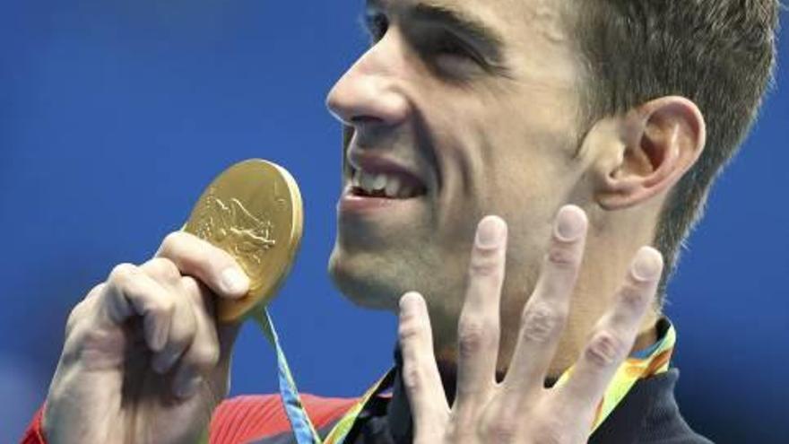 Michael Phelps posa con la medalla de oro, la cuarta que consigue en 200 estilos.