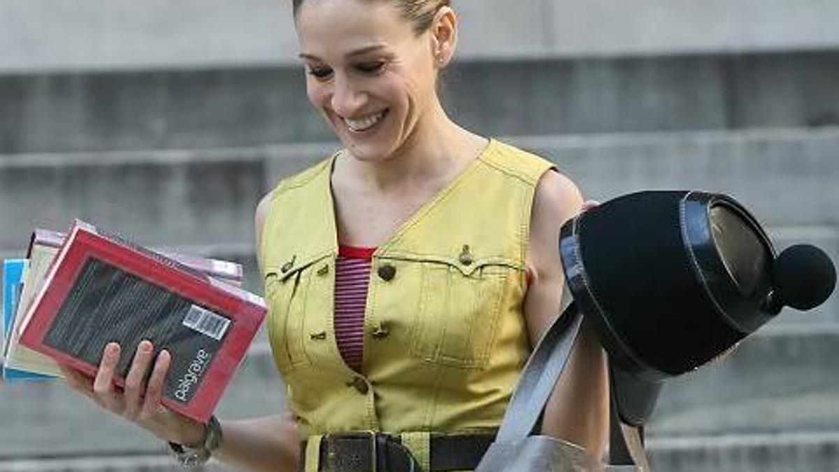 Carrie Bradshaw con libros en la mano