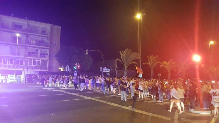 Los manifestantes cortando el tráfico en Ronda Sur