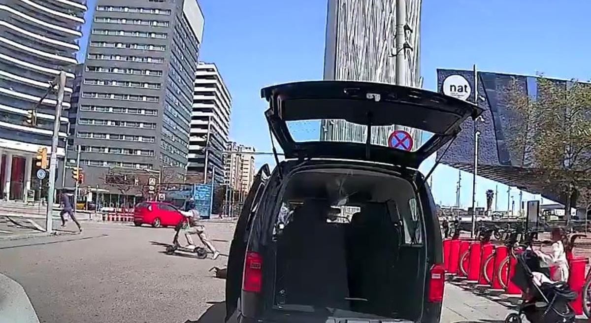 Momento en el que los sospechosos salen huyendo tras intentar el robo en el Fòrum a unos turistas