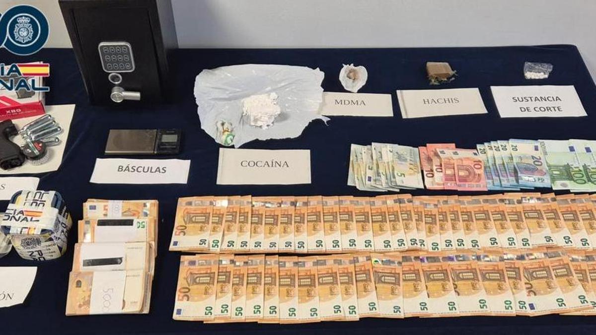 La Policía incauta cocaína, heroína, hachís y 23.000 euros en un piso próximo a la praza da Miñoca