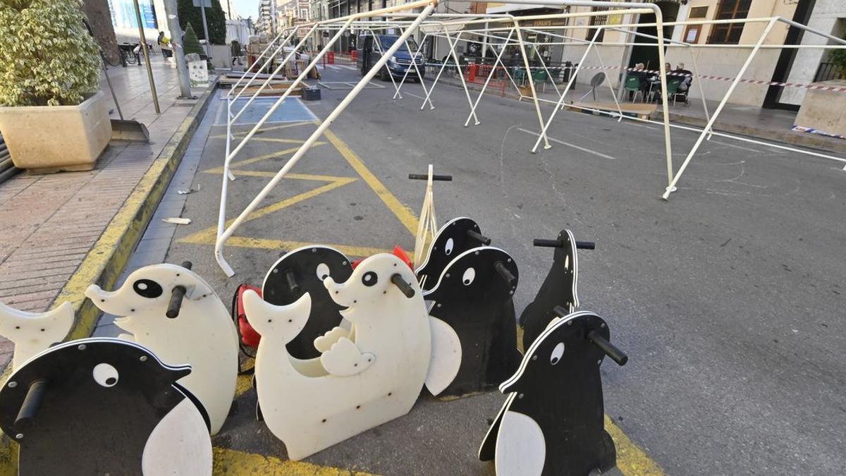 La avenida La Murà se cerró ayer al tráfico para iniciar el montaje de las atracciones de la Fira de Nadal de este año.